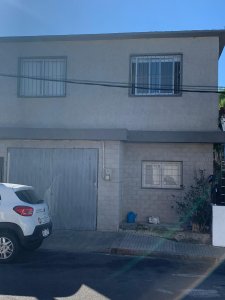 Muy linda casa con local comercial y apto independiente.
