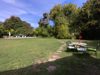 Amplia casa con jardin, piscina, parrillero, mas de 3000 mt2 de terreno.