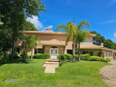 SE VENDE AMPLIA CASA EN BARRIO PRIVADO 