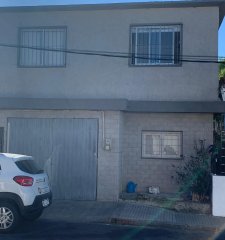 Muy linda casa con local comercial y apto independiente.