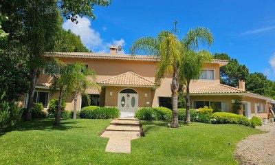 SE VENDE AMPLIA CASA EN BARRIO PRIVADO
