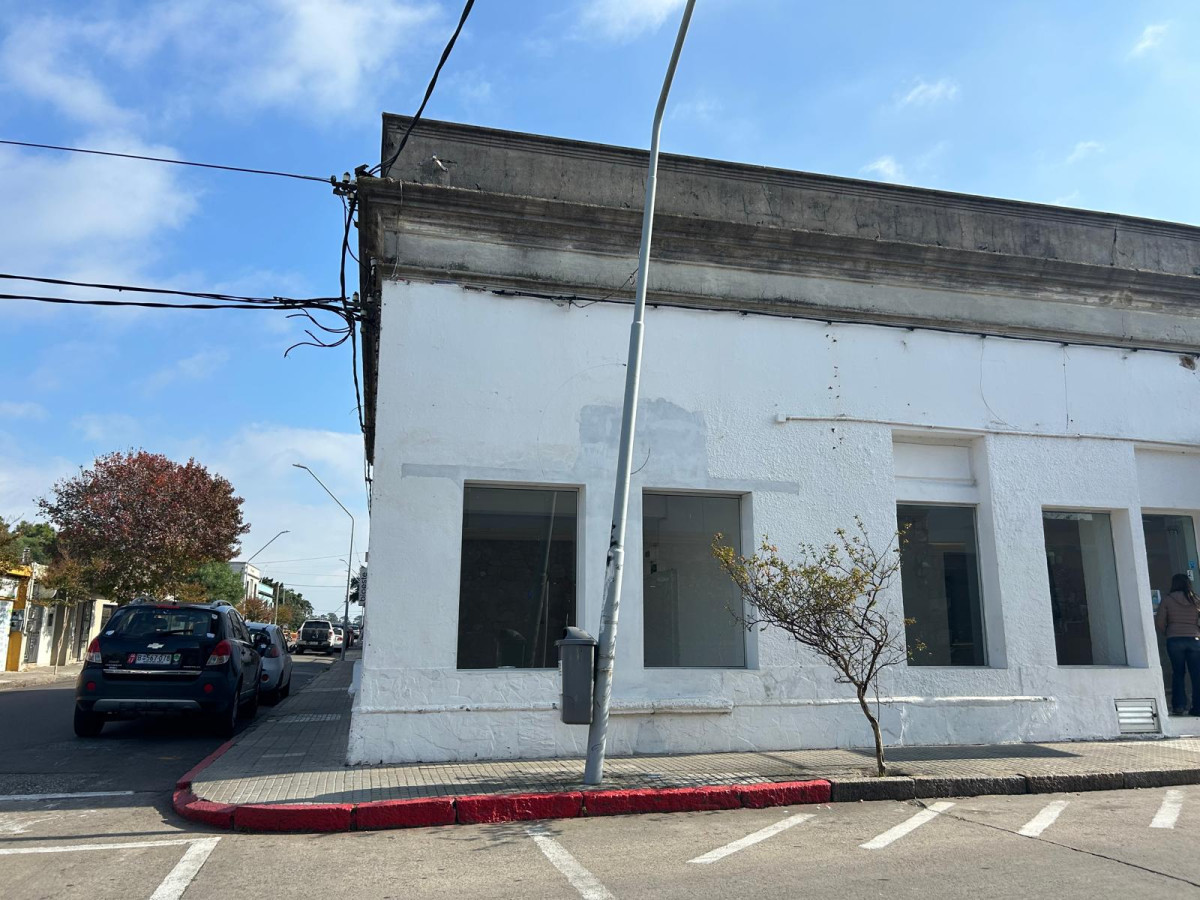 Local Comercial ID.2903 - LOCAL CON EXCELENTE UBICACION, EN ALQUILER