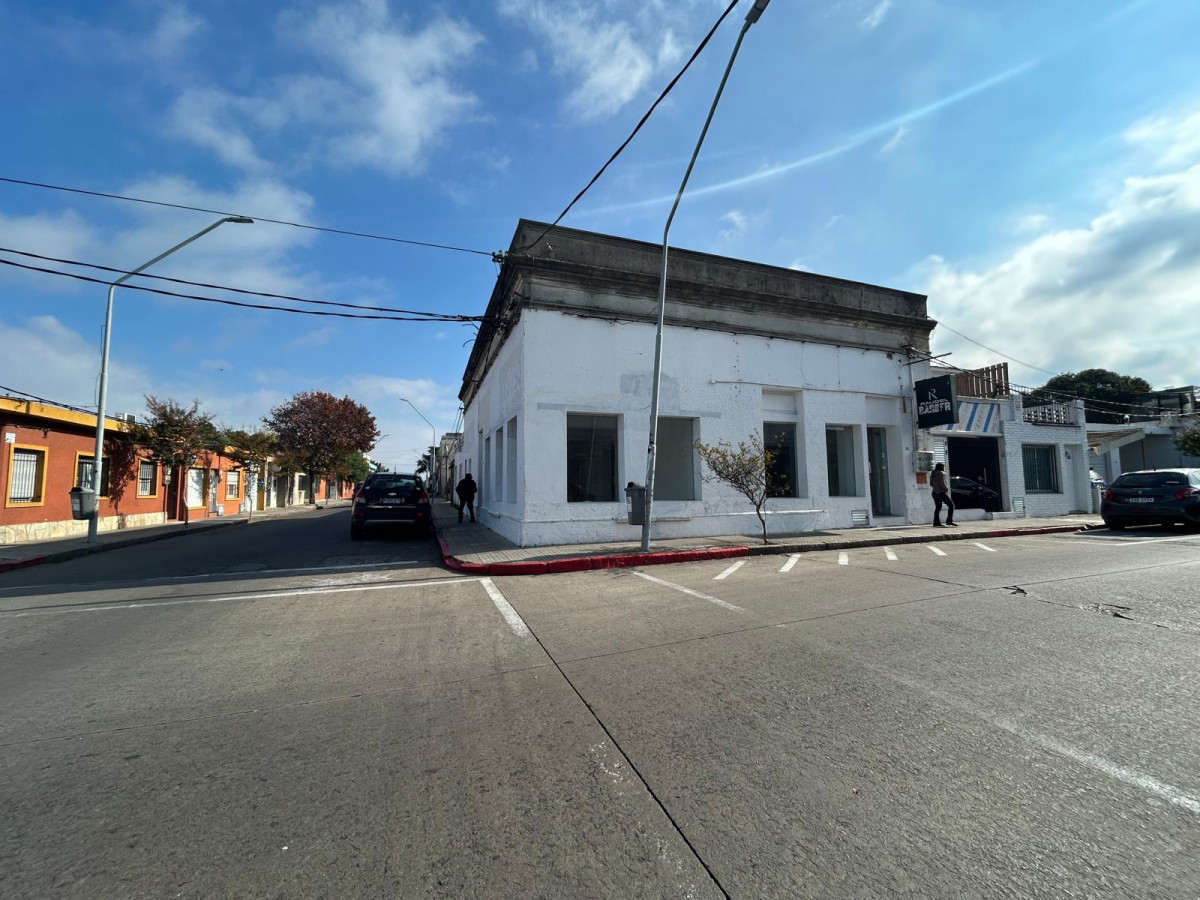 Local Comercial ID.2903 - LOCAL CON EXCELENTE UBICACION, EN ALQUILER