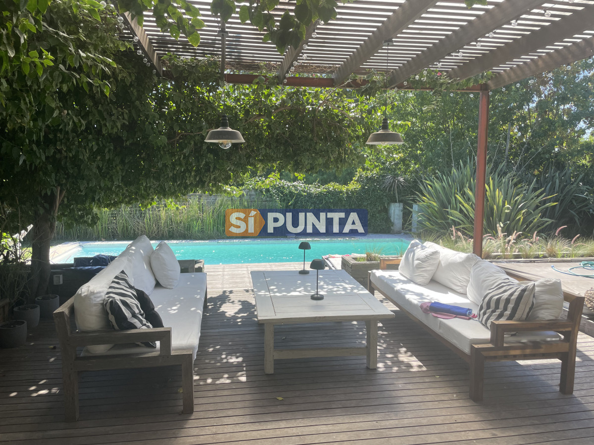 MODERNA CASA EN ZONA COLEGIOS 4 SUITES, ESPECTACULAR BARBACOA - SPT12043C