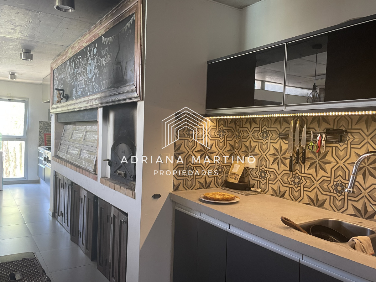 Casa ID.71281 - MODERNA CASA EN ZONA COLEGIOS 4 SUITES, ESPECTACULAR BARBACOA