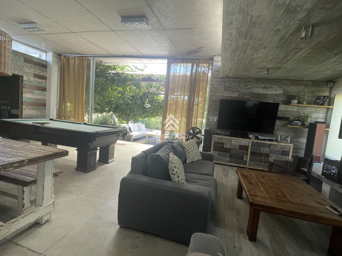 Casa ID.4380 - MODERNA CASA EN ZONA COLEGIOS 4 SUITES, ESPECTACULAR BARBACOA