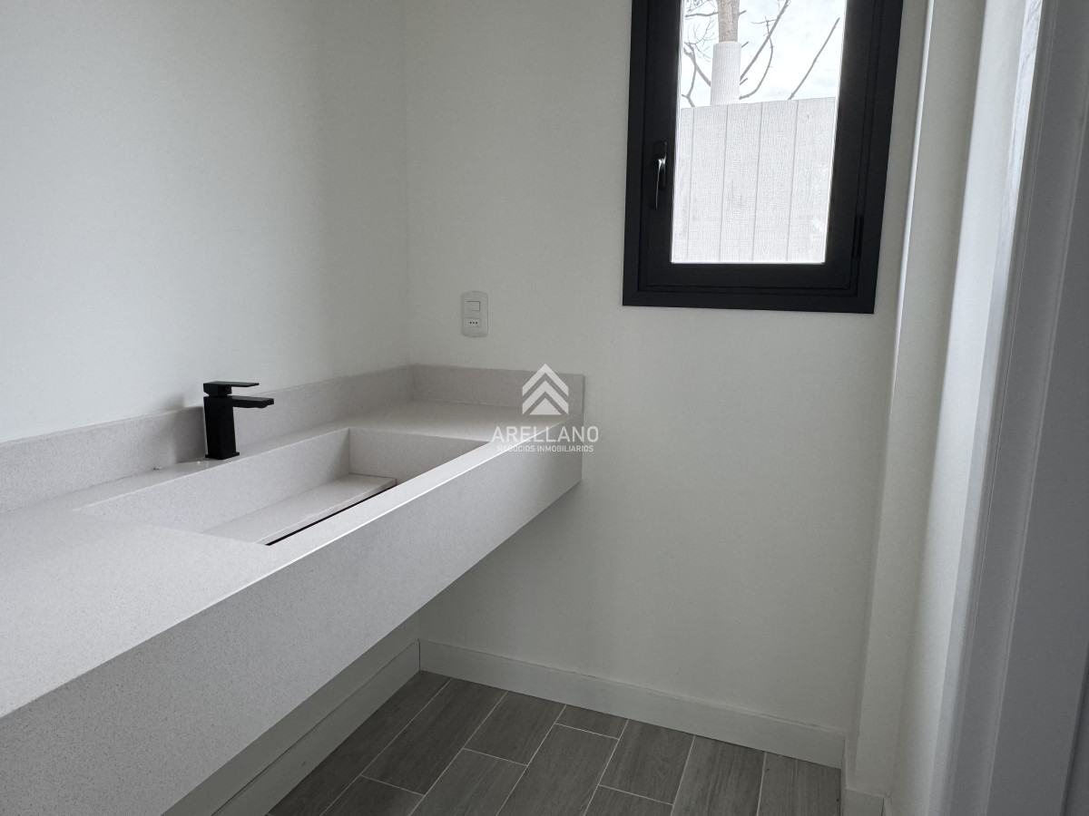 Casa ID.5718 - Barrio Don Miguel, 4 dormitorios con calefacción central