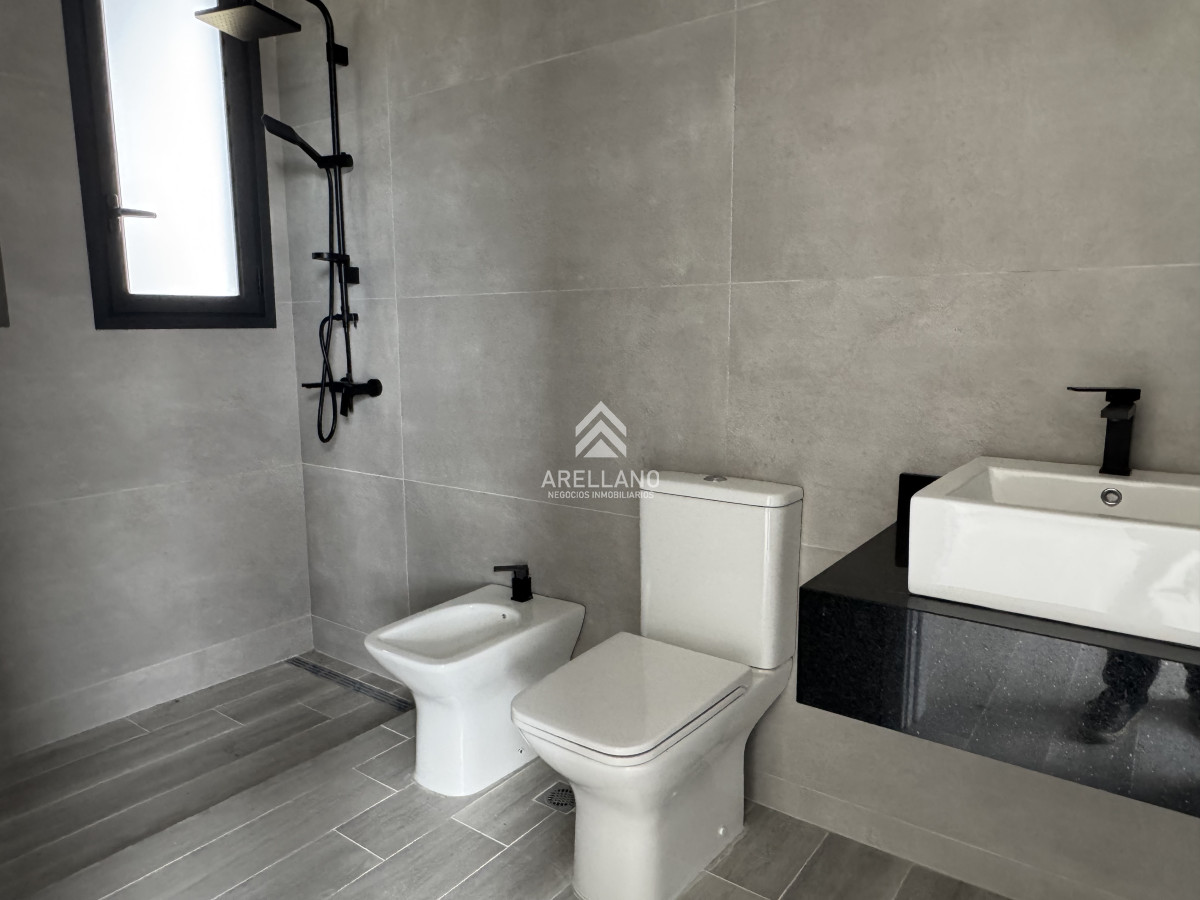 Casa ID.5718 - Barrio Don Miguel, 4 dormitorios con calefacción central