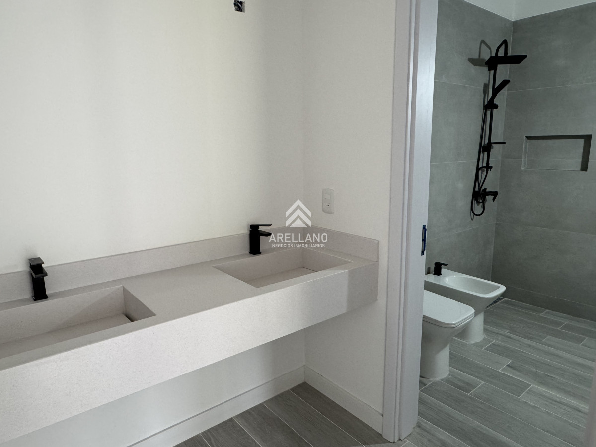 Casa ID.5718 - Barrio Don Miguel, 4 dormitorios con calefacción central