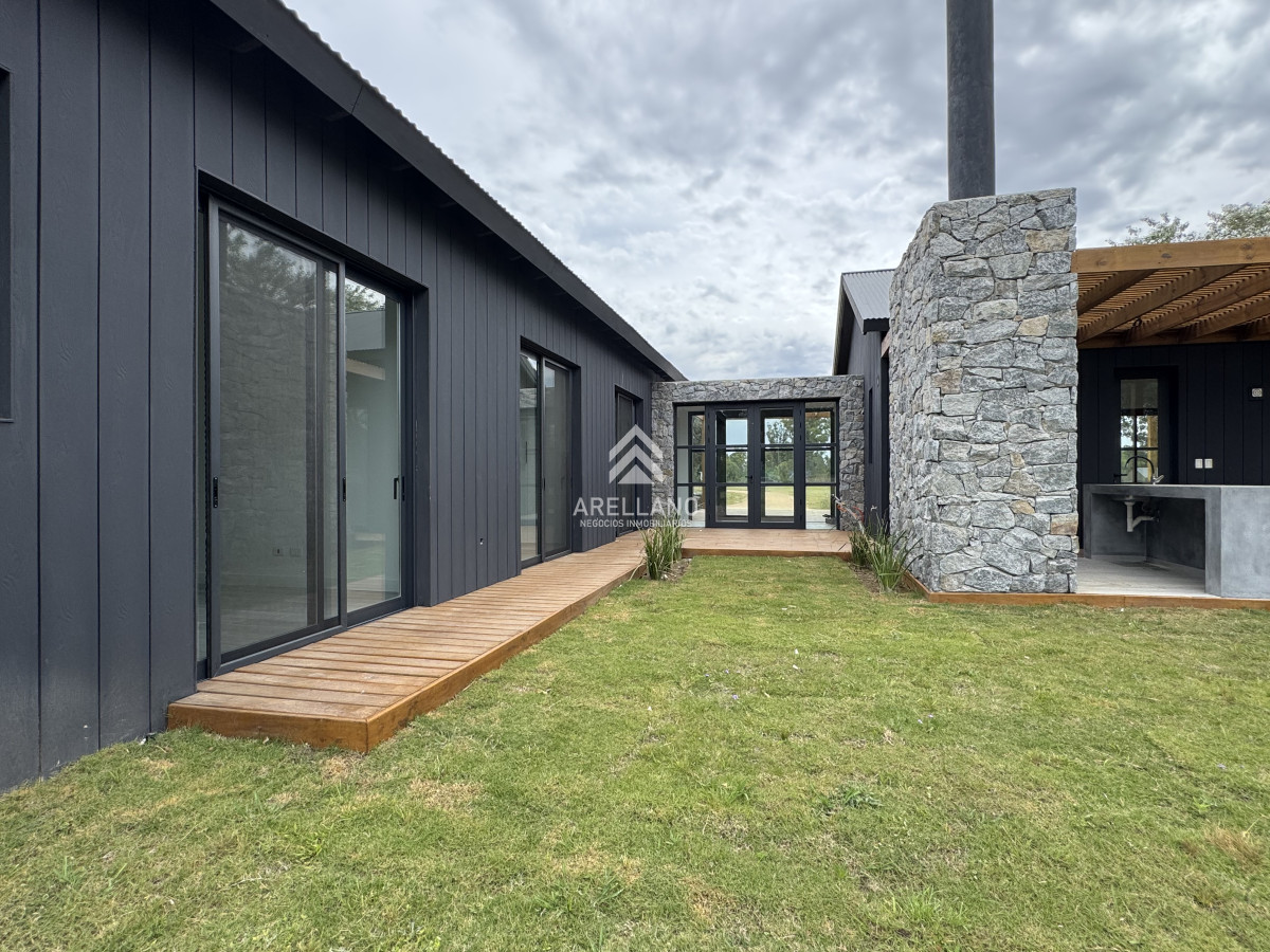 Casa ID.5718 - Barrio Don Miguel, 4 dormitorios con calefacción central