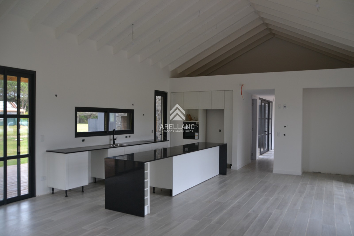 Casa ID.5718 - Barrio Don Miguel, 4 dormitorios con calefacción central