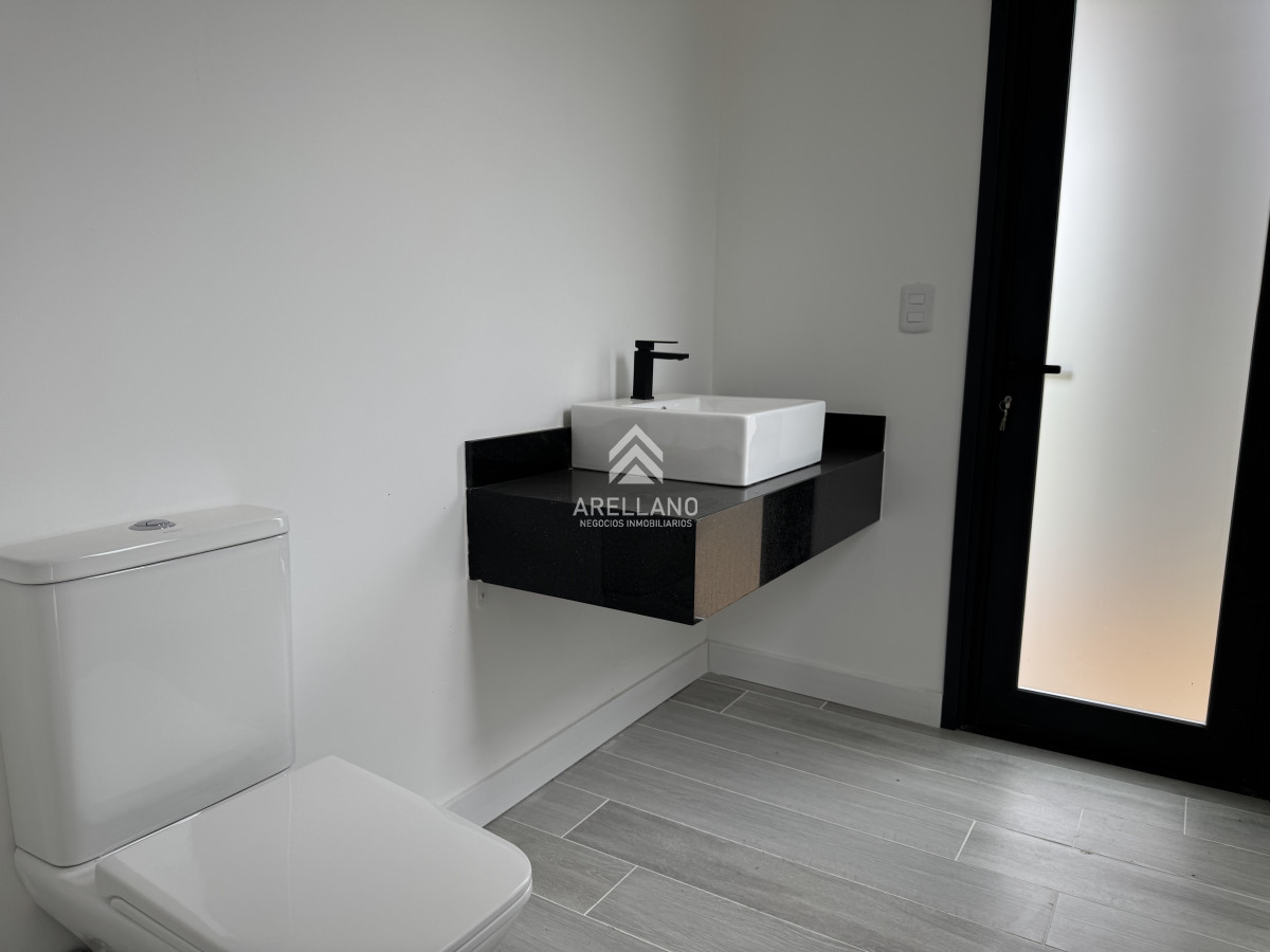 Casa ID.5718 - Barrio Don Miguel, 4 dormitorios con calefacción central