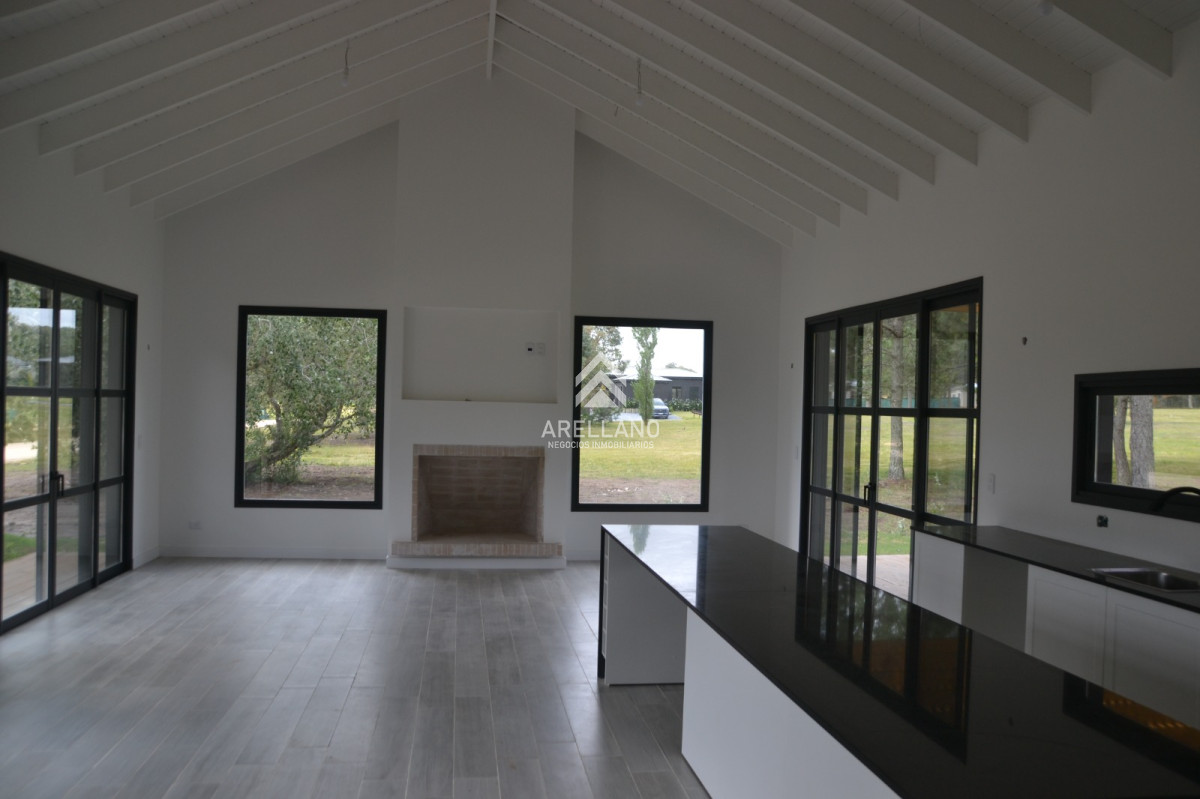 Casa ID.5718 - Barrio Don Miguel, 4 dormitorios con calefacción central