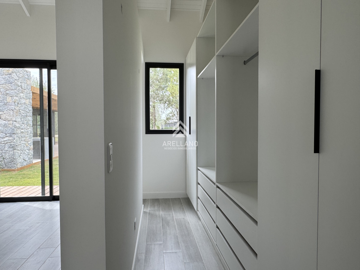 Casa ID.5718 - Barrio Don Miguel, 4 dormitorios con calefacción central