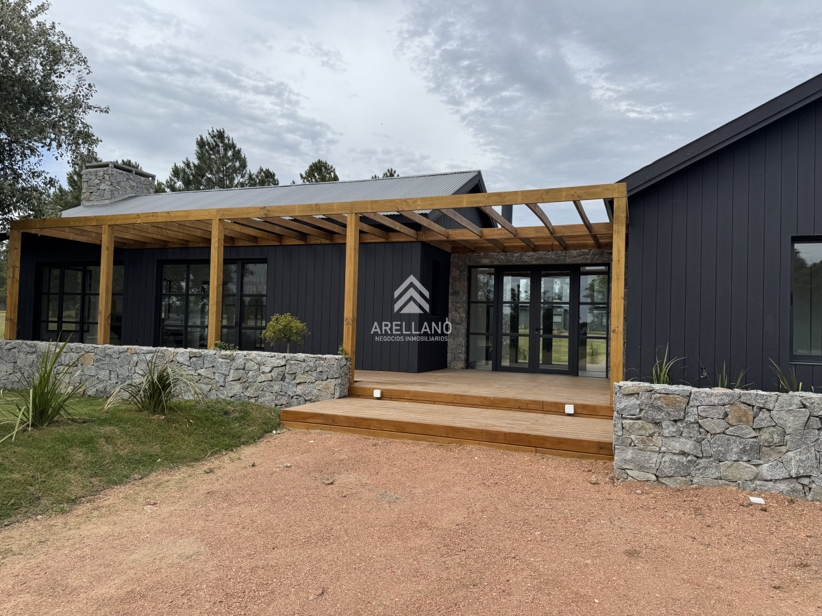 Casa ID.5718 - Barrio Don Miguel, 4 dormitorios con calefacción central