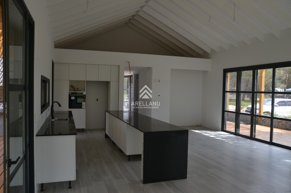 Casa ID.5718 - Barrio Don Miguel, 4 dormitorios con calefacción central