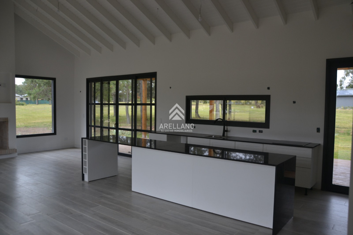 Casa ID.5718 - Barrio Don Miguel, 4 dormitorios con calefacción central