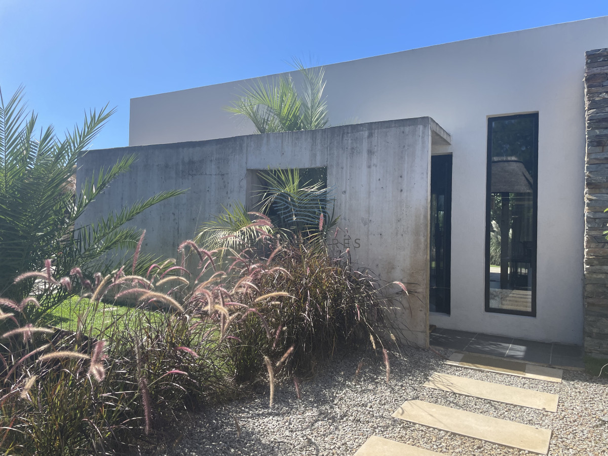 Casa ID.72 - MODERNA CASA EN ZONA COLEGIOS 4 SUITES, ESPECTACULAR BARBACOA