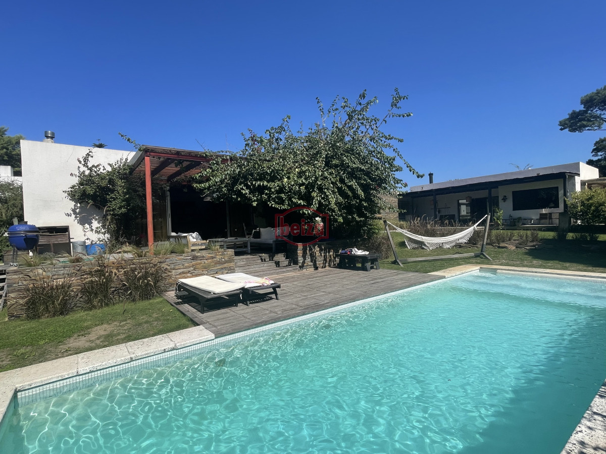 Casa ID.166808/Casa-en-Venta,-Manantiales,-Maldonado. - MODERNA CASA EN ZONA COLEGIOS 4 SUITES, ESPECTACULAR BARBACOA