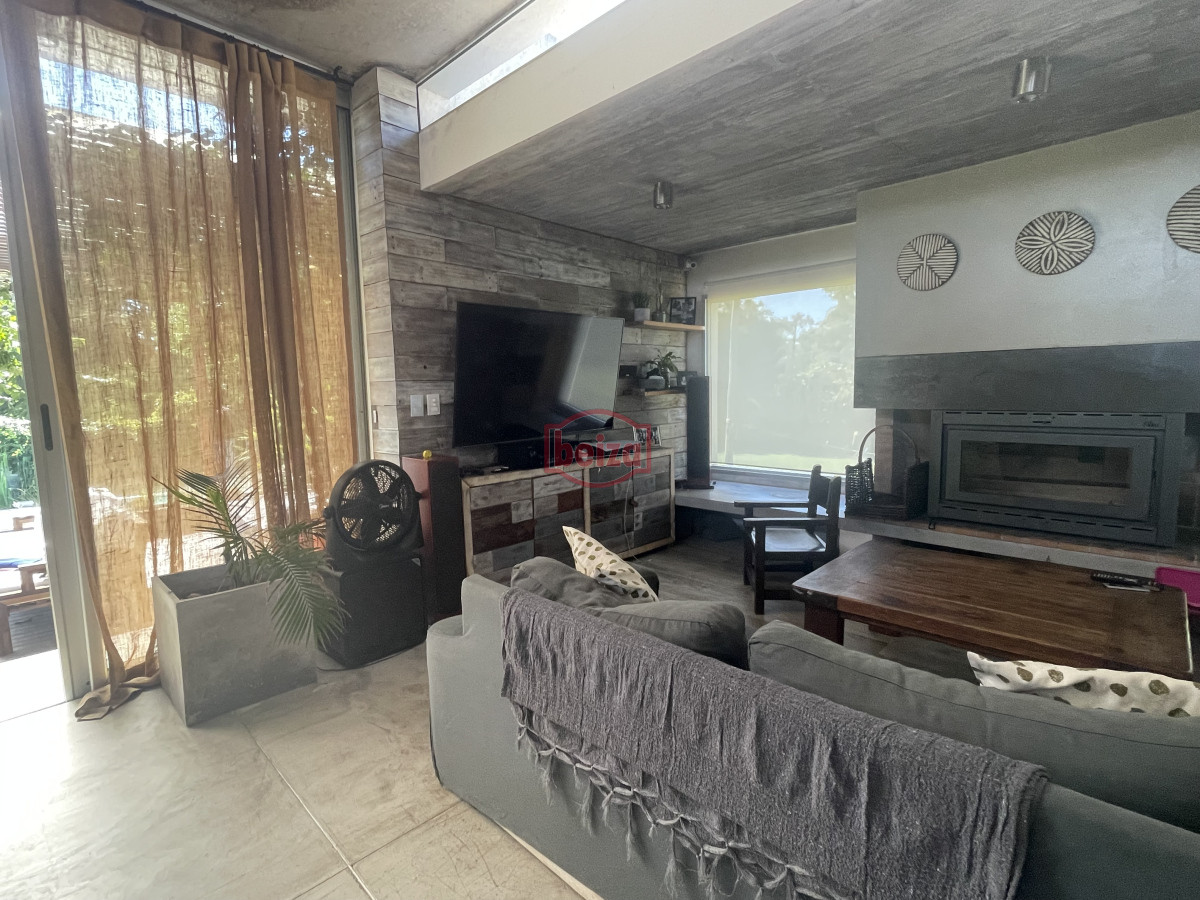 Casa ID.166808/Casa-en-Venta,-Manantiales,-Maldonado. - MODERNA CASA EN ZONA COLEGIOS 4 SUITES, ESPECTACULAR BARBACOA