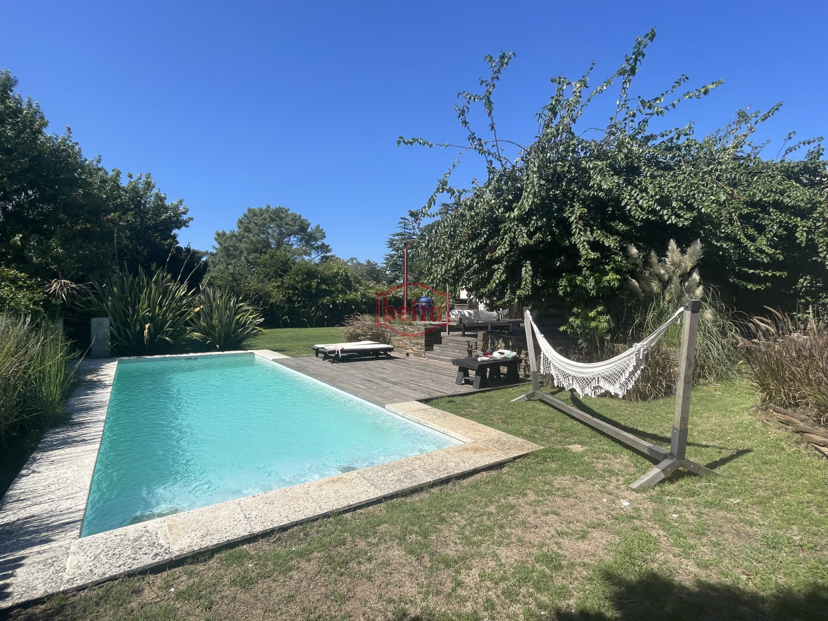 Casa ID.166808/Casa-en-Venta,-Manantiales,-Maldonado. - MODERNA CASA EN ZONA COLEGIOS 4 SUITES, ESPECTACULAR BARBACOA