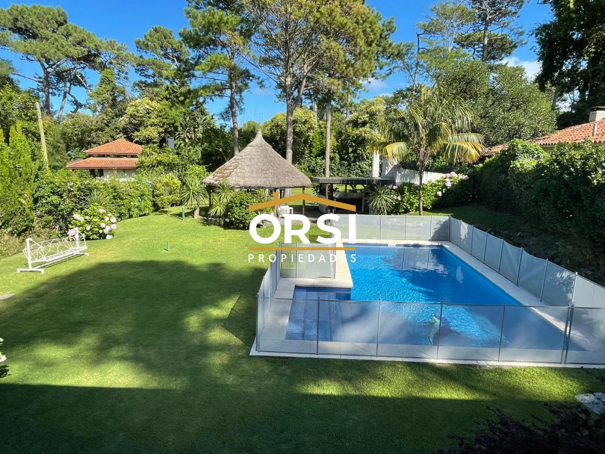 Casa ID.305 - Mansa 4 dormitorios y servicio 