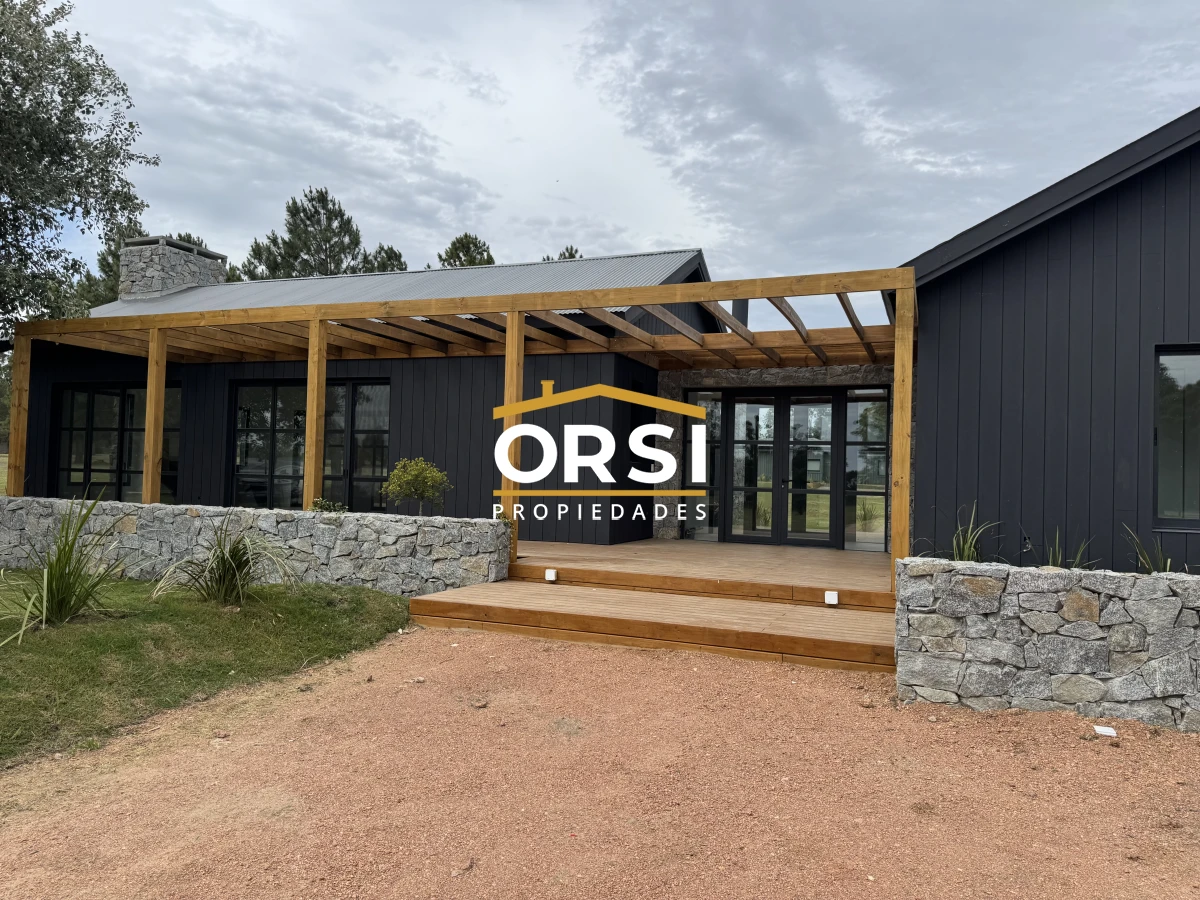 Casa ID.335 - Barrio Don Miguel, 4 dorm con calefaccion central