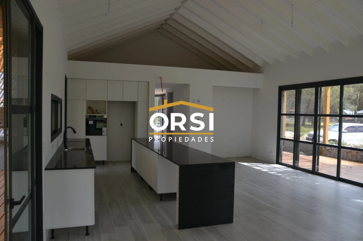 Casa ID.335 - Barrio Don Miguel, 4 dorm con calefaccion central