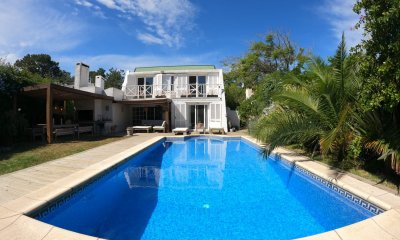 Hermosa casa ubicada en excelente zona. A pocas cuadras de Playa Mansa