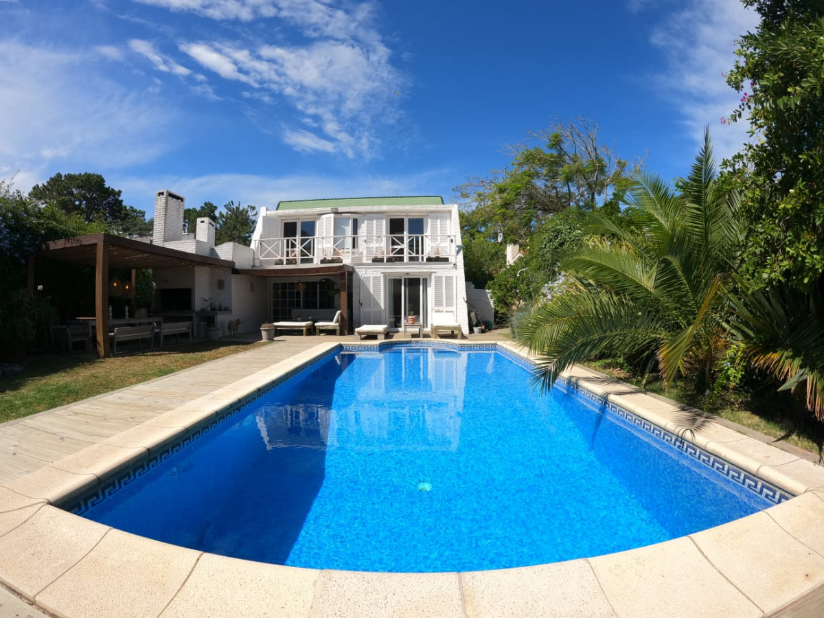 Hermosa casa ubicada en excelente zona. A pocas cuadras de Playa Mansa