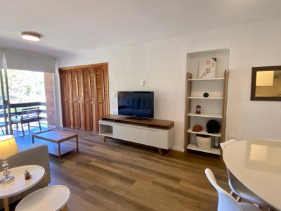 Apartamento reciclado en venta en complejo Arcobaleno, Punta del Este.