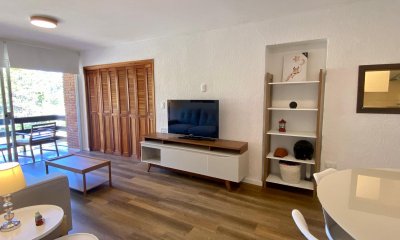 Apartamento reciclado en venta en complejo Arcobaleno, Punta del Este.