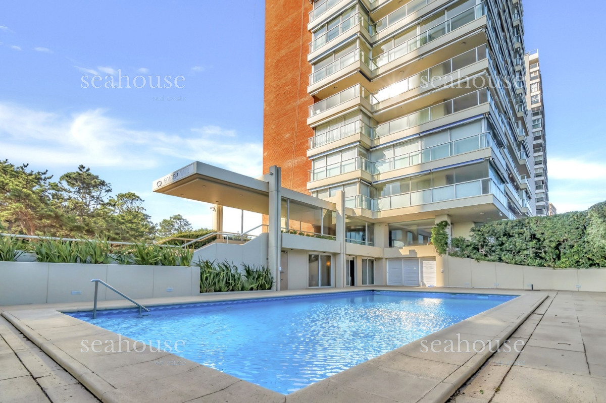 Apartamento Ref.1074 - Venta Apartamento en Punta del Este Golden Gate 1ra Línea de Mansa