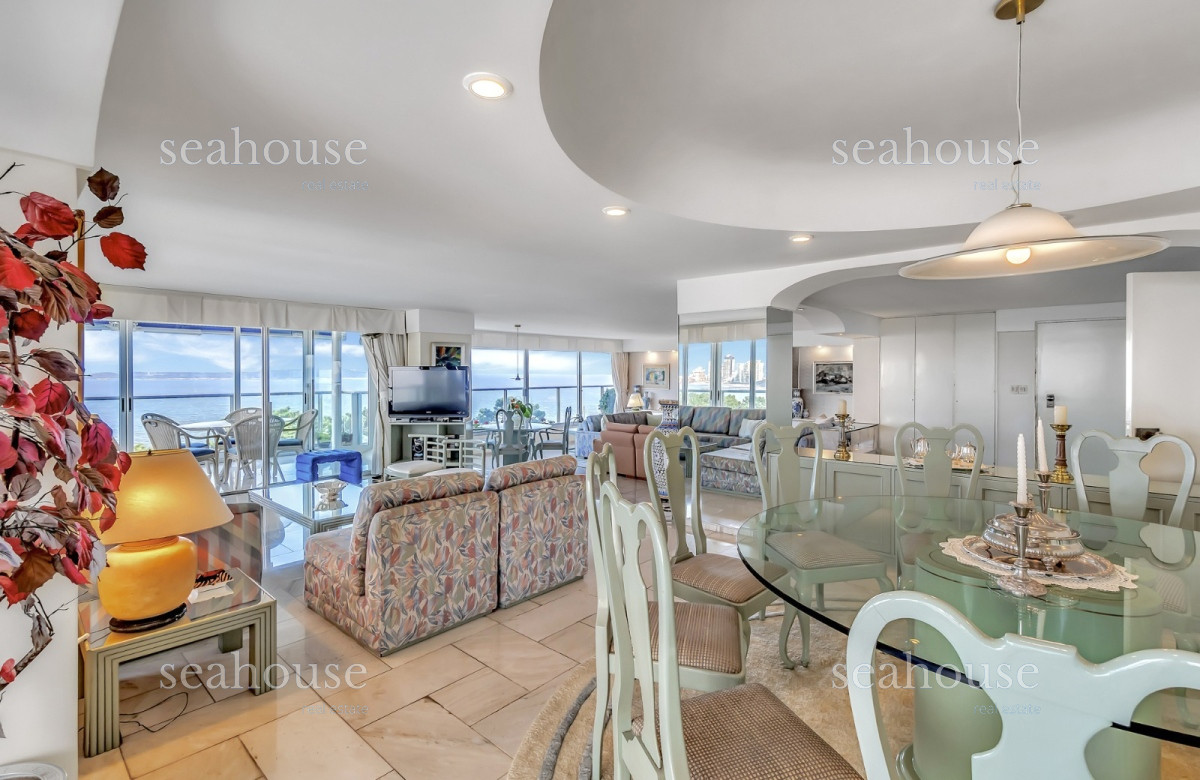 Apartamento Ref.1074 - Venta Apartamento en Punta del Este Golden Gate 1ra Línea de Mansa