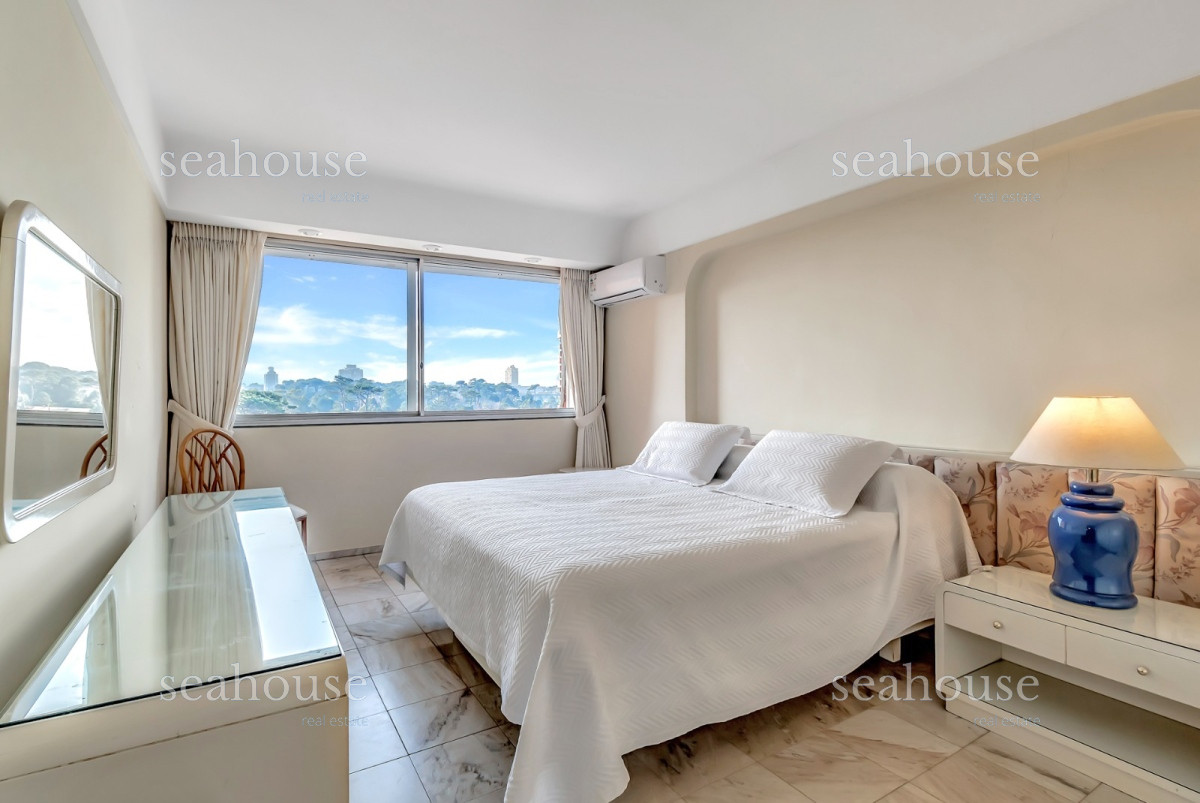 Apartamento Ref.1074 - Venta Apartamento en Punta del Este Golden Gate 1ra Línea de Mansa