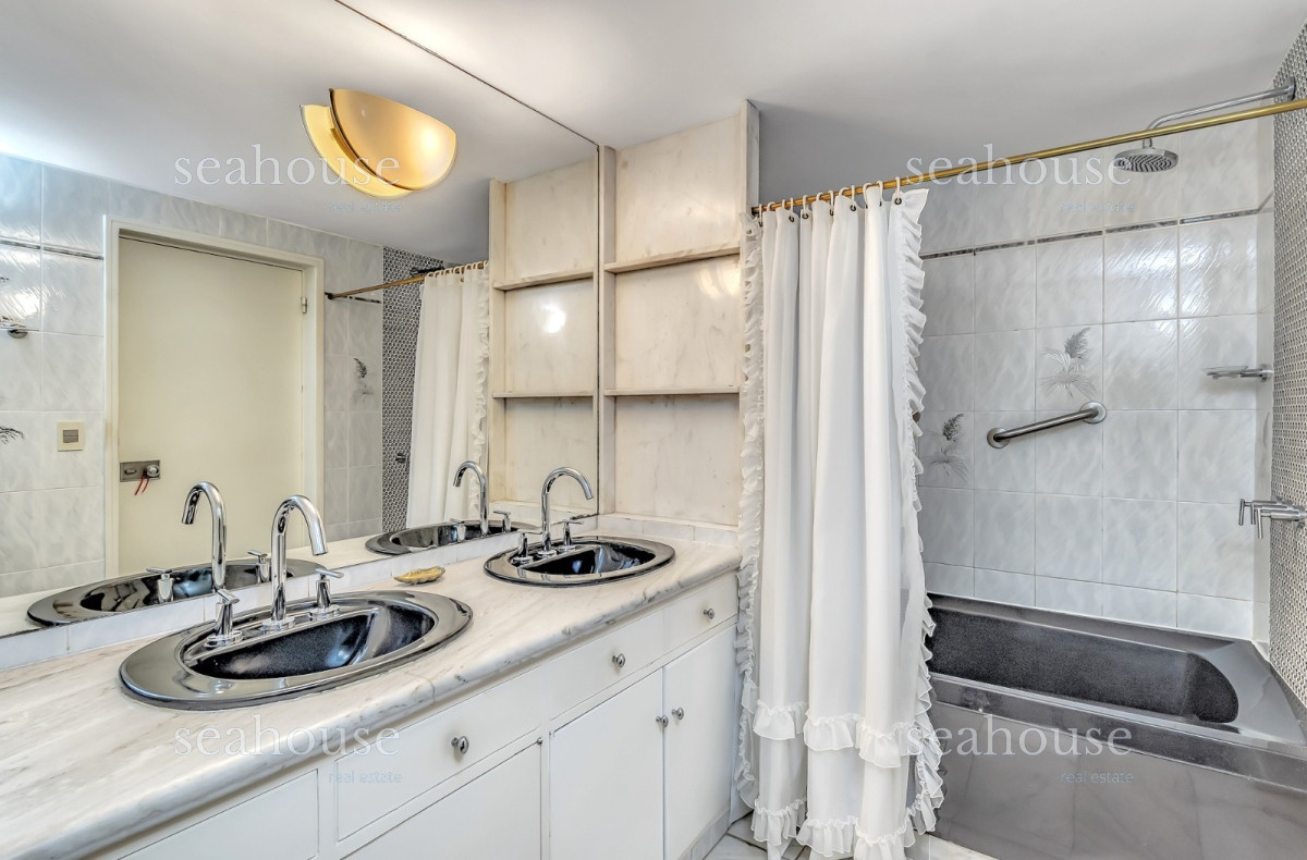 Apartamento Ref.1074 - Venta Apartamento en Punta del Este Golden Gate 1ra Línea de Mansa