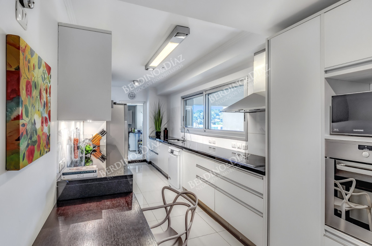 Apartamento ID.2912 - Venta Apartamento en Punta del Este Torre Lobos 1ra Línea de Brava