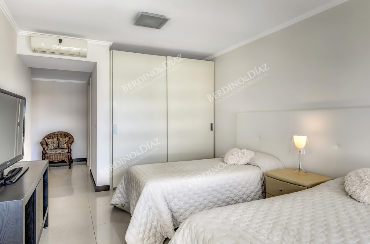 Apartamento ID.2912 - Venta Apartamento en Punta del Este Torre Lobos 1ra Línea de Brava