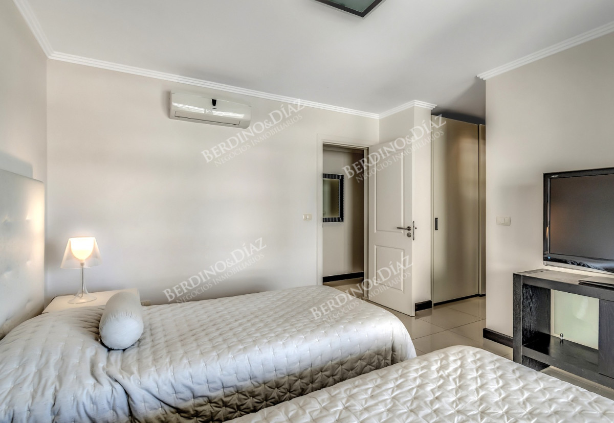 Apartamento ID.2912 - Venta Apartamento en Punta del Este Torre Lobos 1ra Línea de Brava