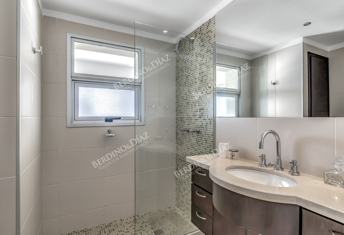 Apartamento ID.2912 - Venta Apartamento en Punta del Este Torre Lobos 1ra Línea de Brava