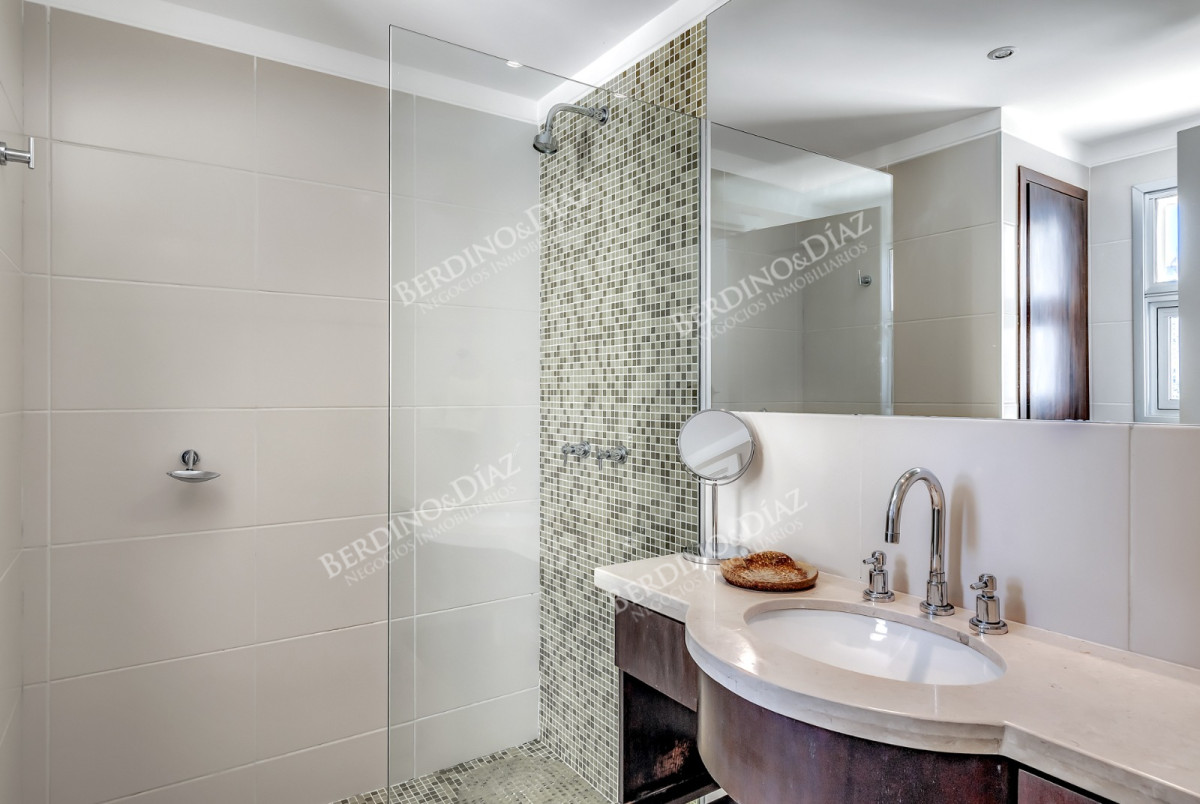 Apartamento ID.2912 - Venta Apartamento en Punta del Este Torre Lobos 1ra Línea de Brava