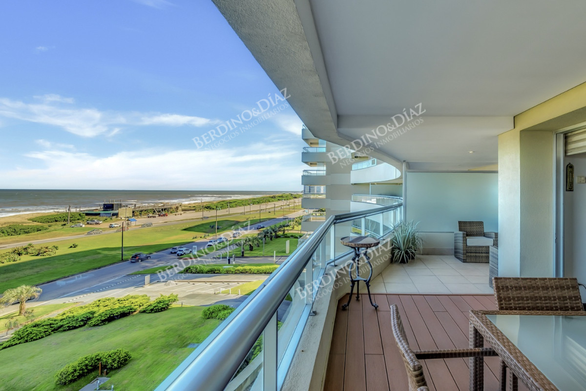 Apartamento ID.2912 - Venta Apartamento en Punta del Este Torre Lobos 1ra Línea de Brava
