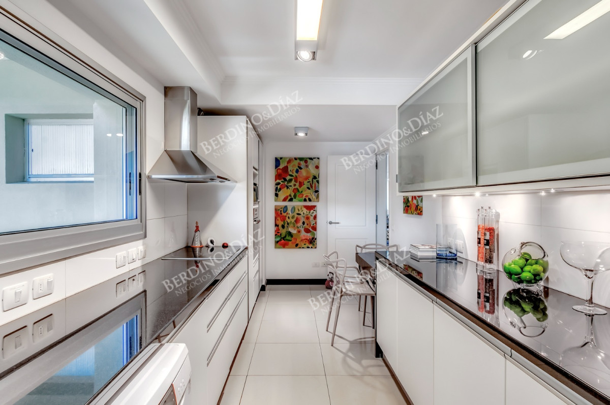 Apartamento ID.2912 - Venta Apartamento en Punta del Este Torre Lobos 1ra Línea de Brava