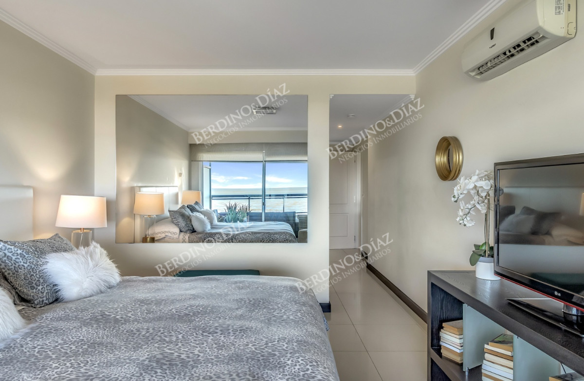 Apartamento ID.2912 - Venta Apartamento en Punta del Este Torre Lobos 1ra Línea de Brava