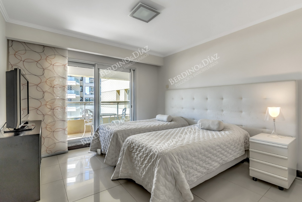 Apartamento ID.2912 - Venta Apartamento en Punta del Este Torre Lobos 1ra Línea de Brava