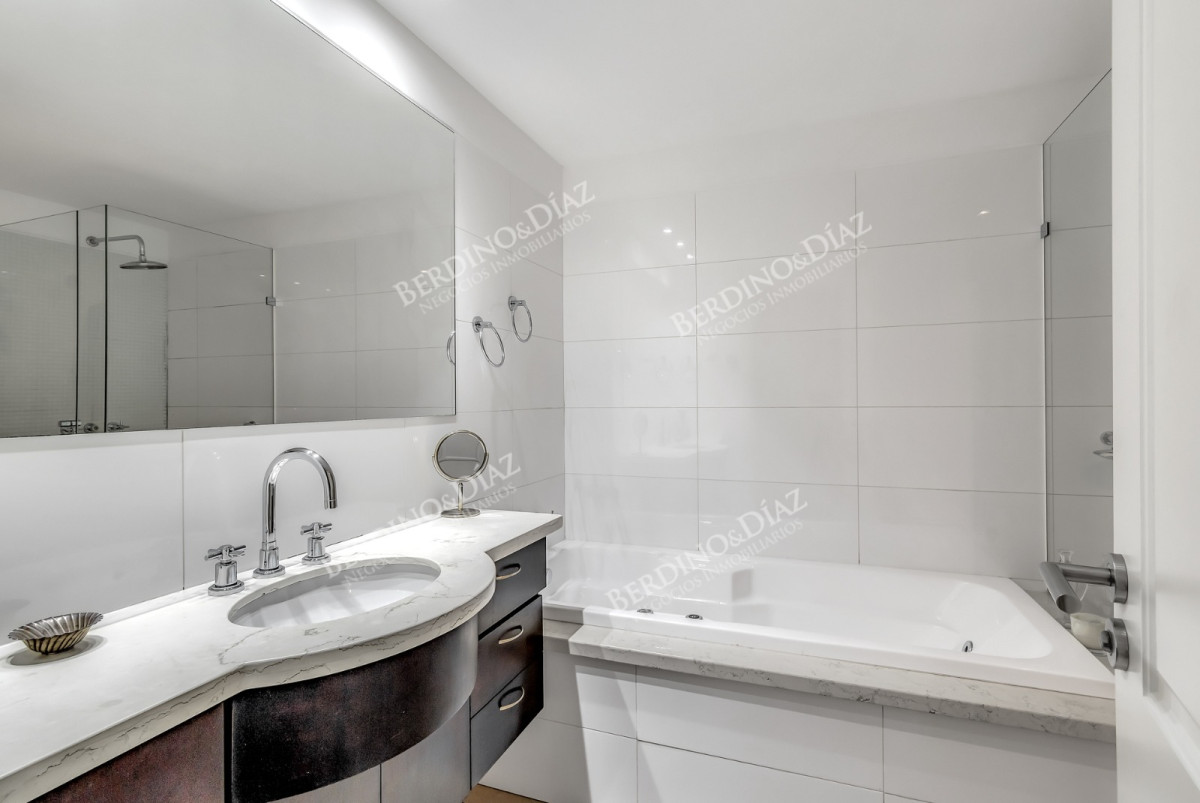 Apartamento ID.2912 - Venta Apartamento en Punta del Este Torre Lobos 1ra Línea de Brava