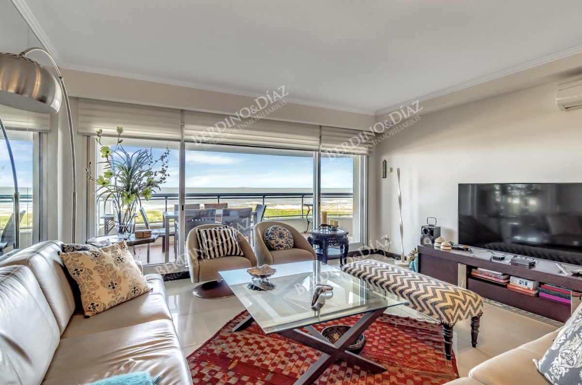 Apartamento ID.2912 - Venta Apartamento en Punta del Este Torre Lobos 1ra Línea de Brava
