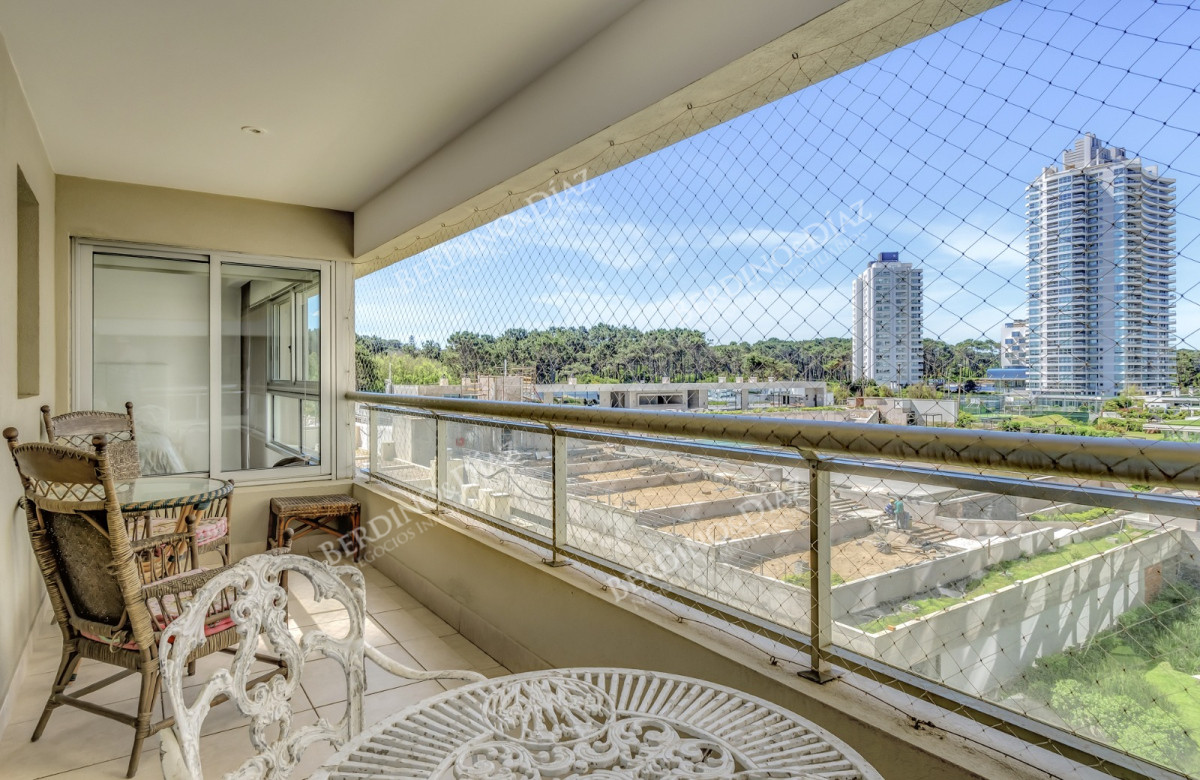 Apartamento ID.2912 - Venta Apartamento en Punta del Este Torre Lobos 1ra Línea de Brava
