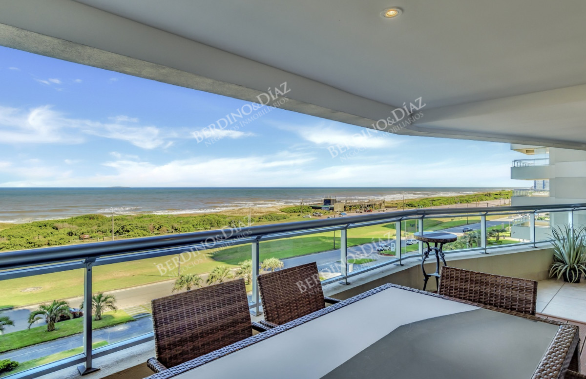 Apartamento ID.2912 - Venta Apartamento en Punta del Este Torre Lobos 1ra Línea de Brava