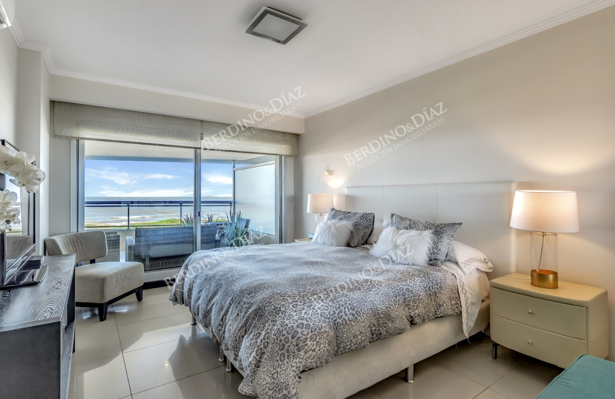 Apartamento ID.2912 - Venta Apartamento en Punta del Este Torre Lobos 1ra Línea de Brava